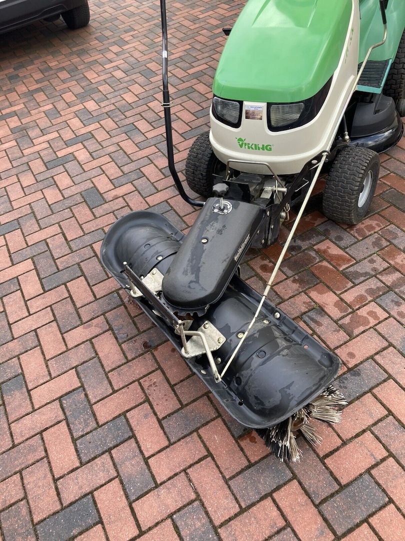 AufsitzmäherRasentraktor Viking MT785 S mit Kehrmaschine Tielbürger tk520