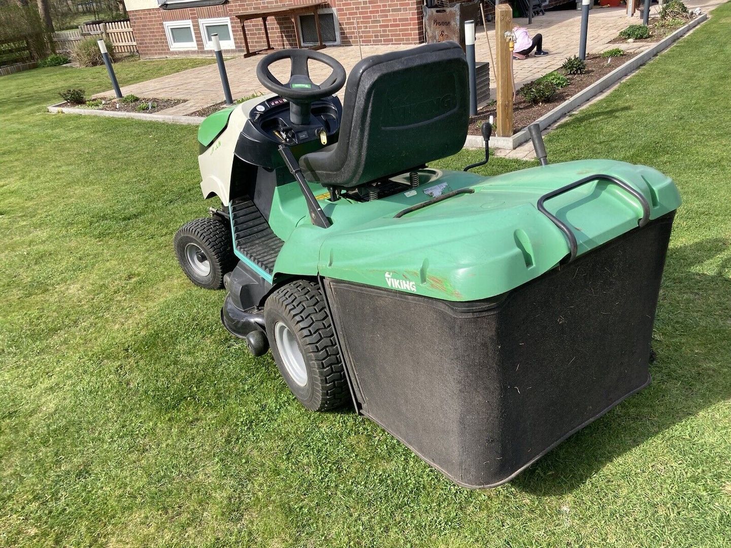 AufsitzmäherRasentraktor Viking MT785 S mit Kehrmaschine Tielbürger tk520