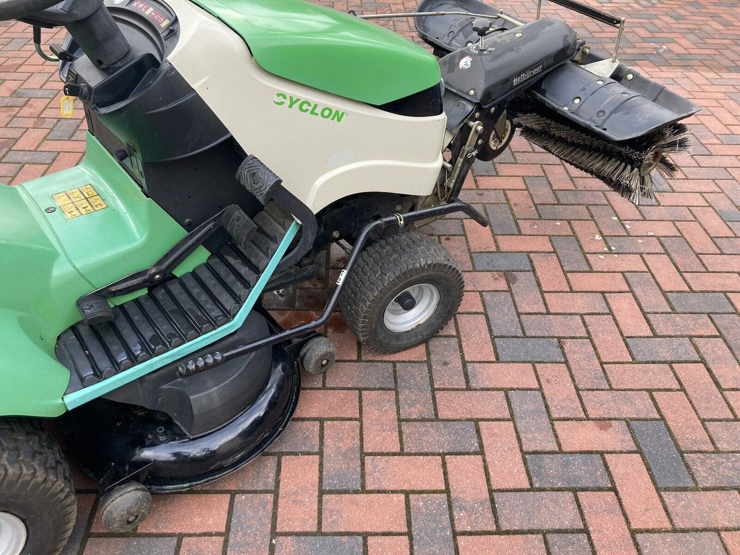 AufsitzmäherRasentraktor Viking MT785 S mit Kehrmaschine Tielbürger tk520