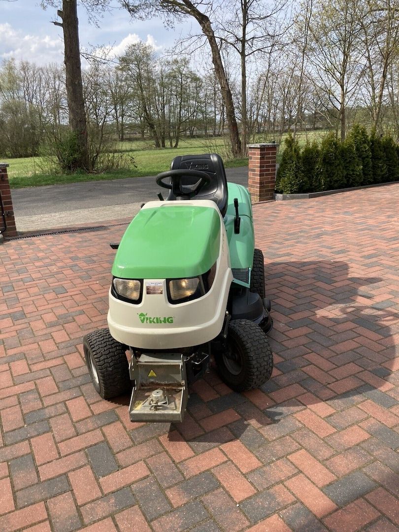 AufsitzmäherRasentraktor Viking MT785 S mit Kehrmaschine Tielbürger tk520