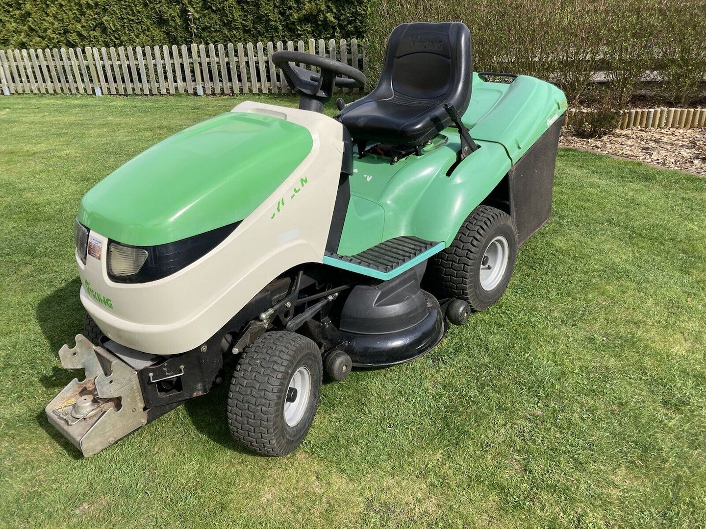 AufsitzmäherRasentraktor Viking MT785 S mit Kehrmaschine Tielbürger tk520