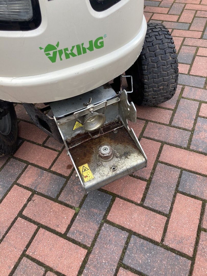 AufsitzmäherRasentraktor Viking MT785 S mit Kehrmaschine Tielbürger tk520