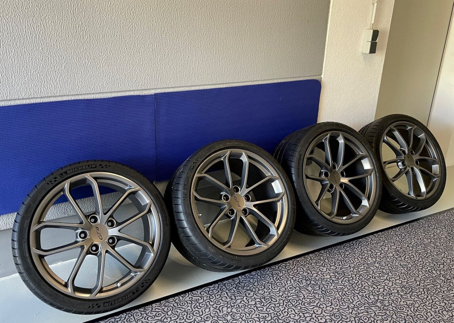 Porsche GT4 Felgen original mit neuen Reifen