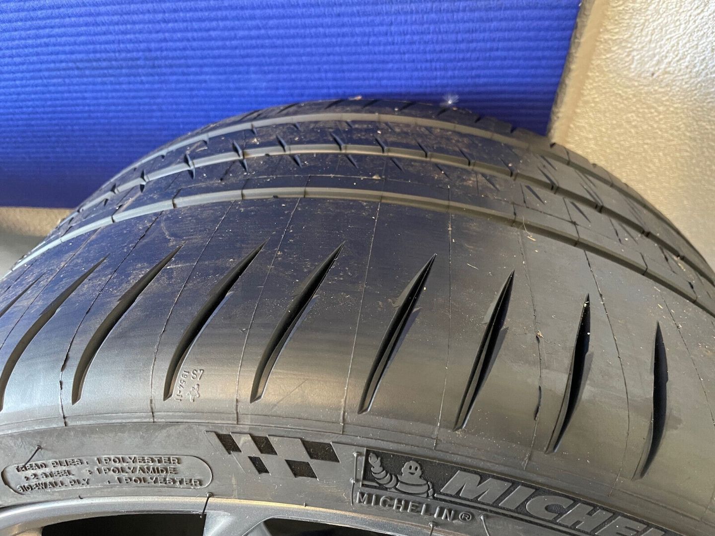 Porsche GT4 Felgen original mit neuen Reifen