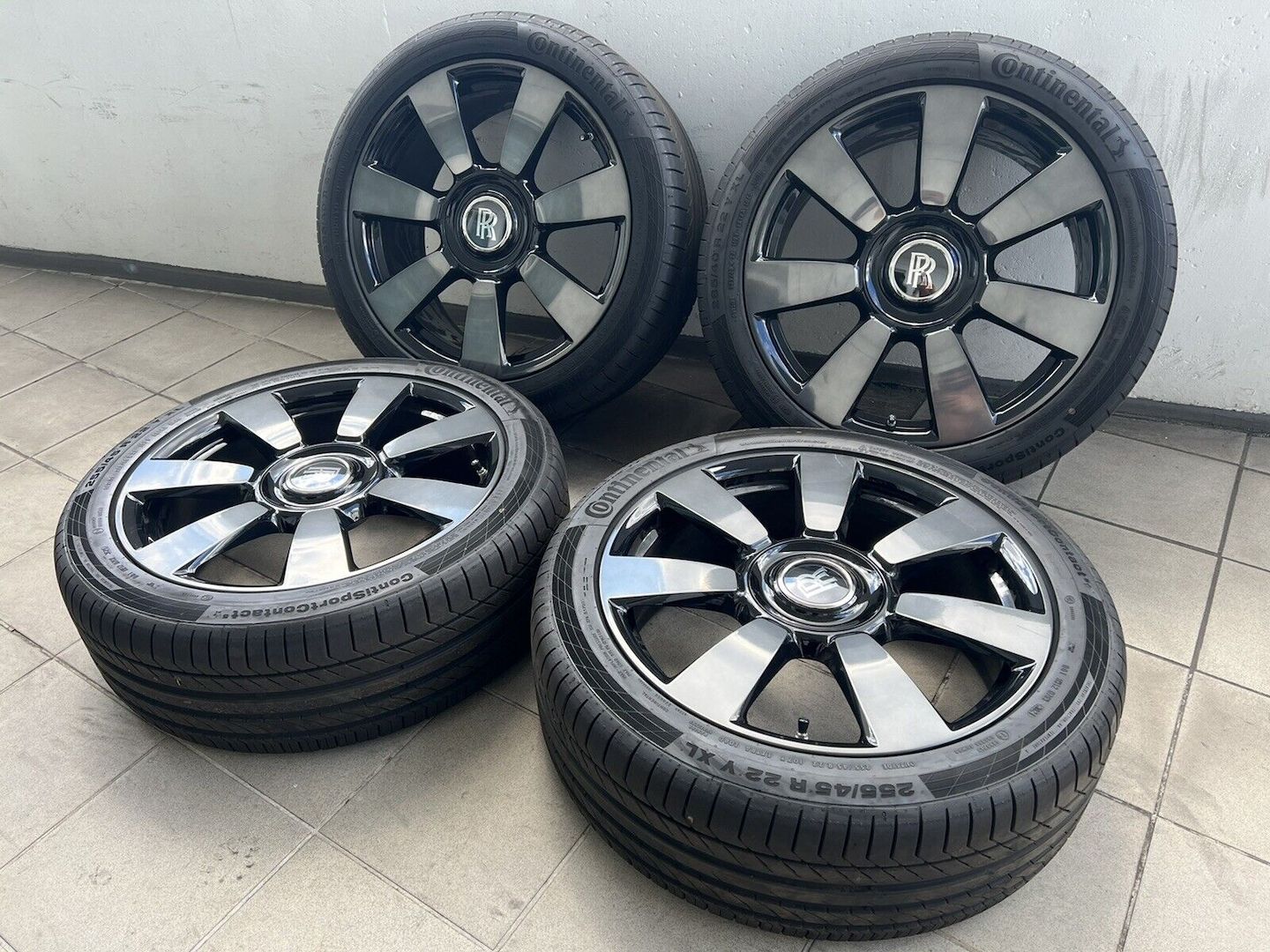 Rolls Royce Cullinan Komplett Radsatz 22 Zoll Felgen Wheels Sommerräder Wraith Rolls Royce Cullinan Komplett Radsatz 22 Zoll Felgen Wheels Sommerräder Wraith