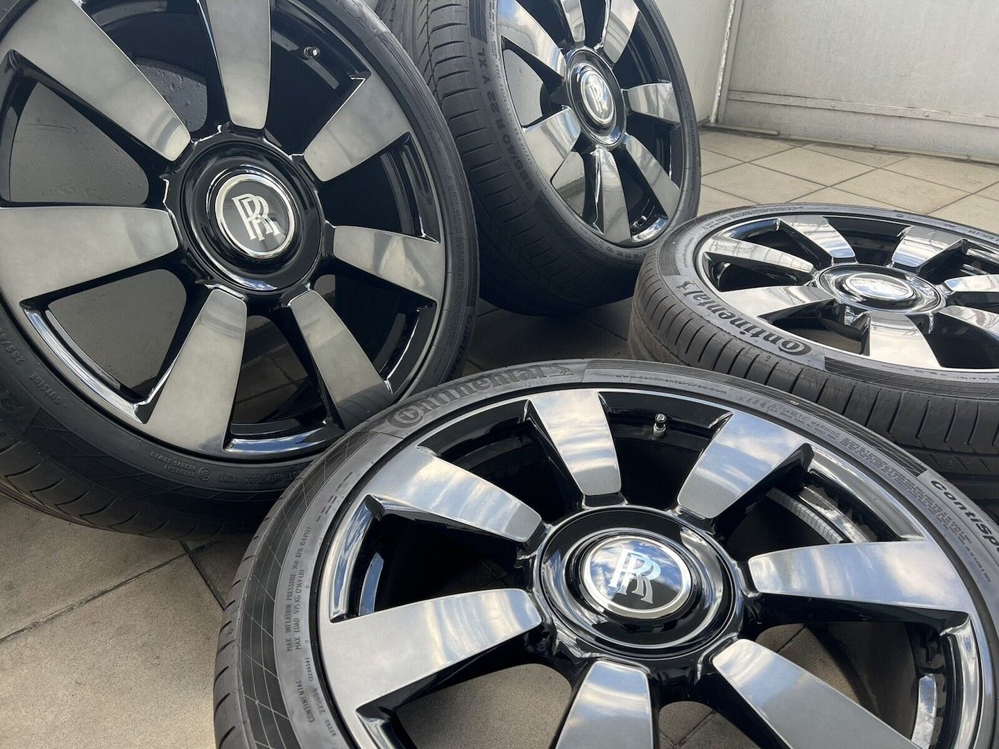 Rolls Royce Cullinan Komplett Radsatz 22 Zoll Felgen Wheels Sommerräder Wraith Rolls Royce Cullinan Komplett Radsatz 22 Zoll Felgen Wheels Sommerräder Wraith