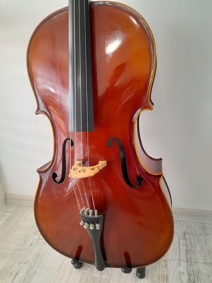 Schönes altes Cello