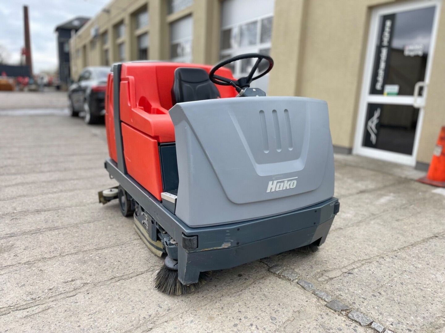 Hako Scrubmaster B310 R - Aufsitz-Scheuersaug-Kehrmaschine