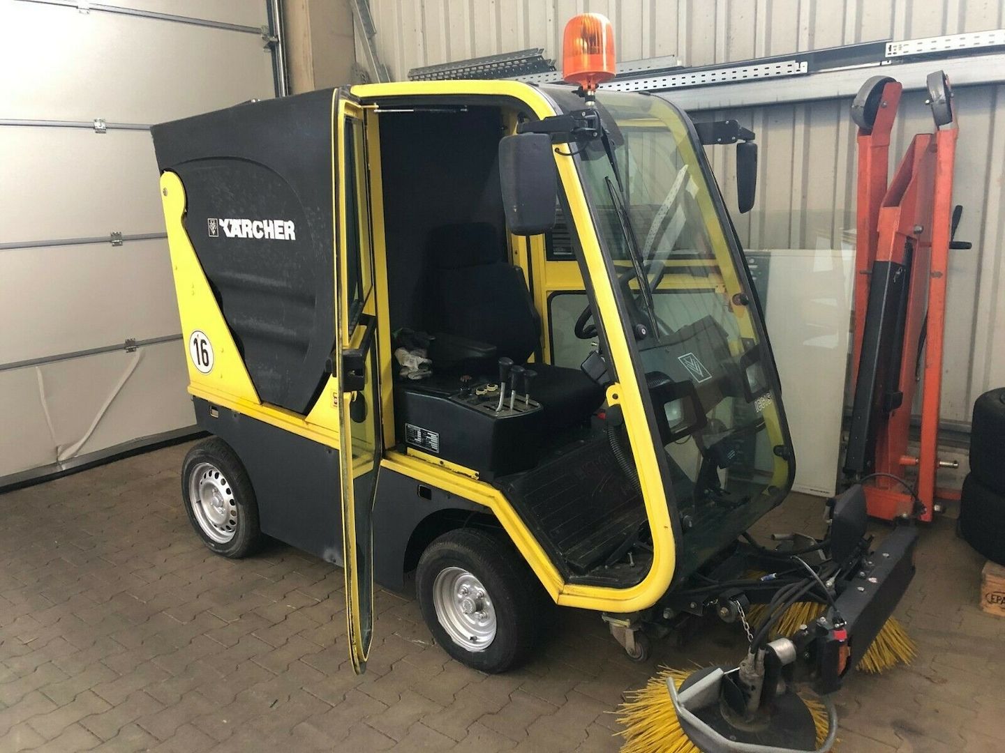 KehrmaschineAufsitzkehrmaschine Kärcher ICC1S mit Kabine