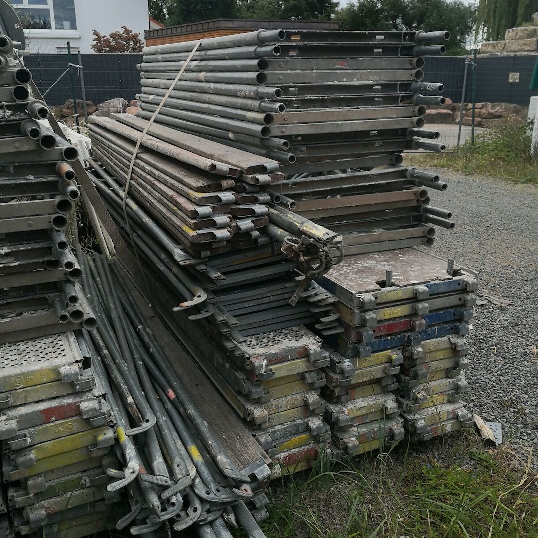 Layher Ca.300m² davon Ca.200m² gebrauchtes Gerüst 2,57 und Ca.100m² 3,0 m Felder