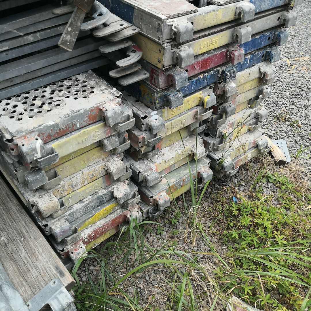 Layher Ca.300m² davon Ca.200m² gebrauchtes Gerüst 2,57 und Ca.100m² 3,0 m Felder