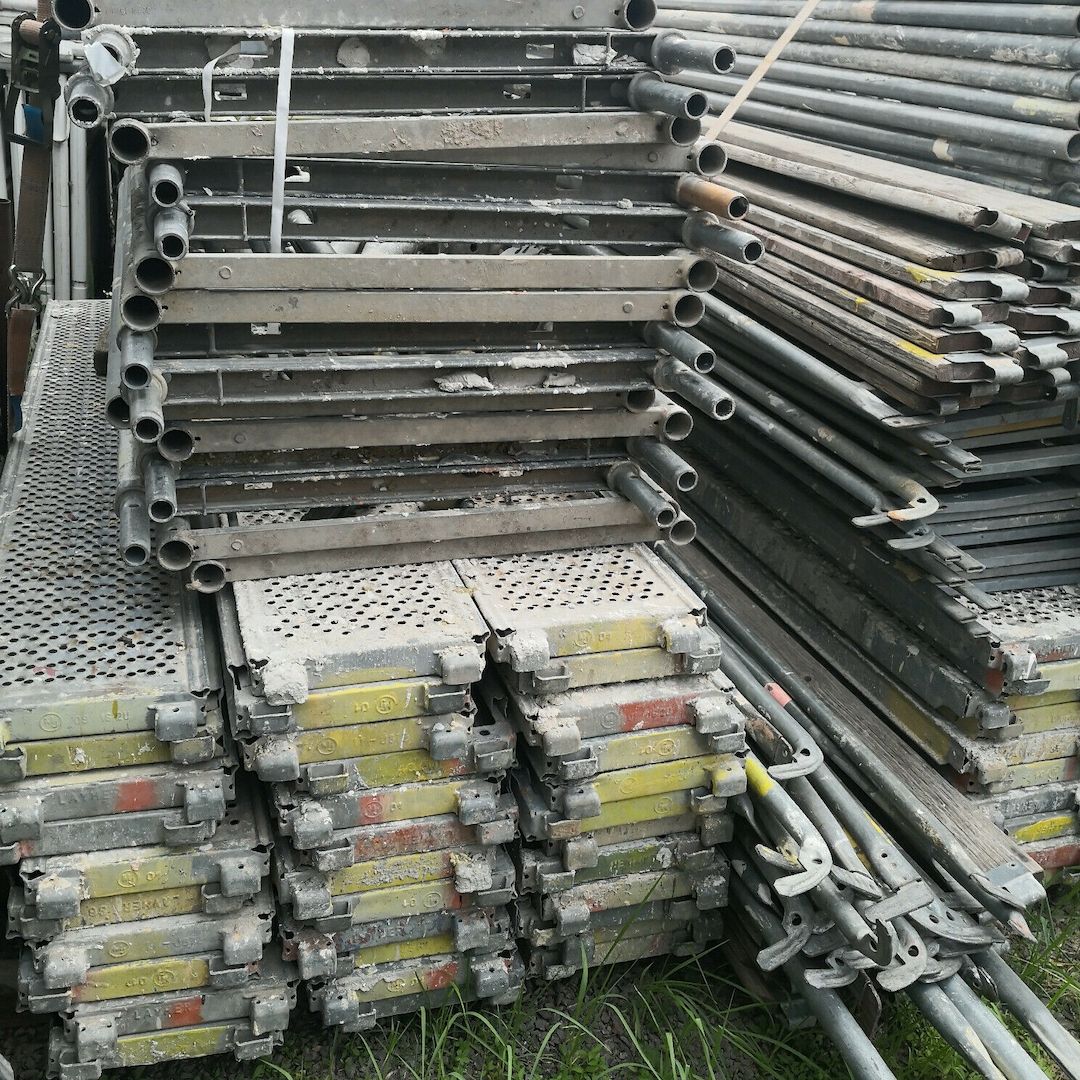 Layher Ca.300m² davon Ca.200m² gebrauchtes Gerüst 2,57 und Ca.100m² 3,0 m Felder