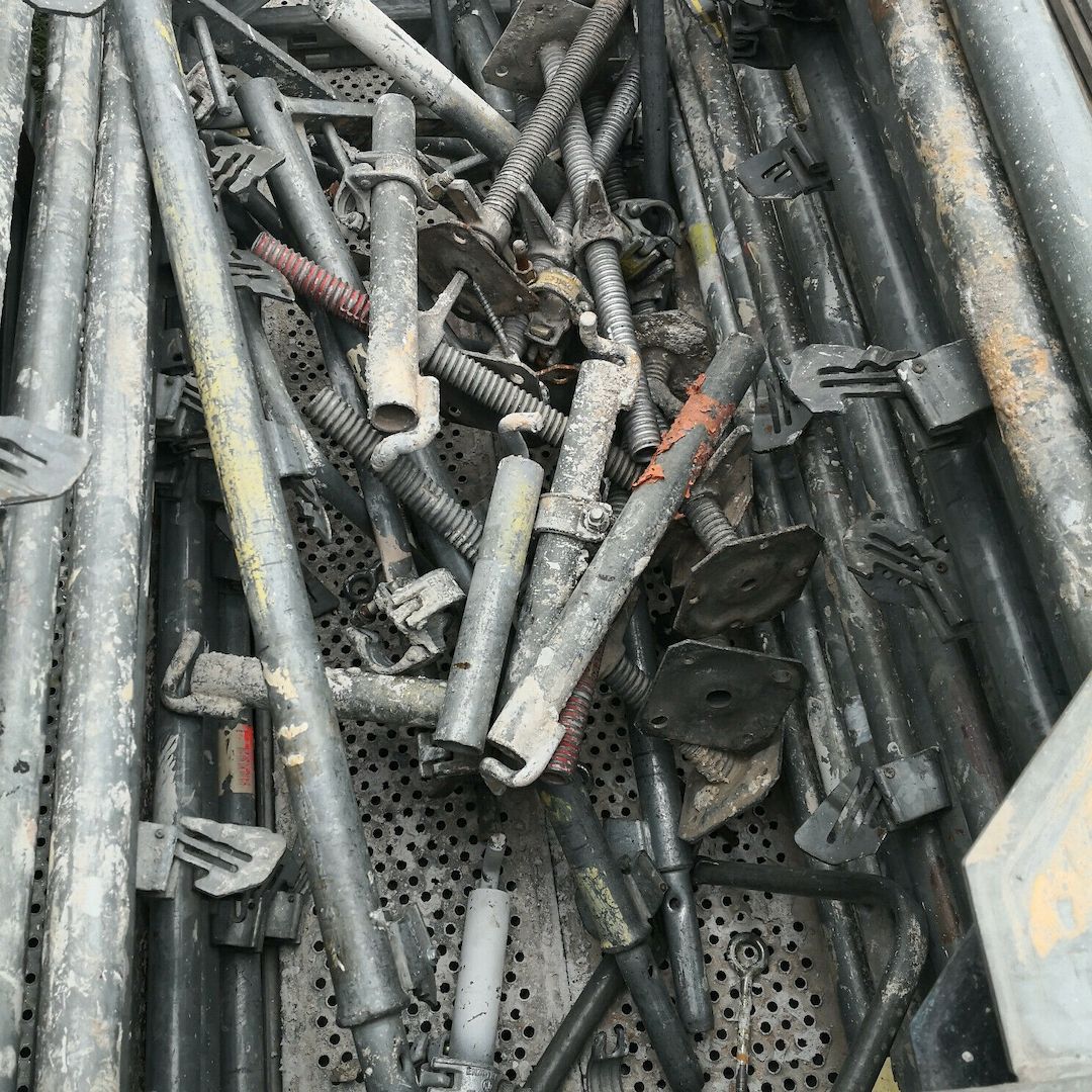 Layher Ca.300m² davon Ca.200m² gebrauchtes Gerüst 2,57 und Ca.100m² 3,0 m Felder