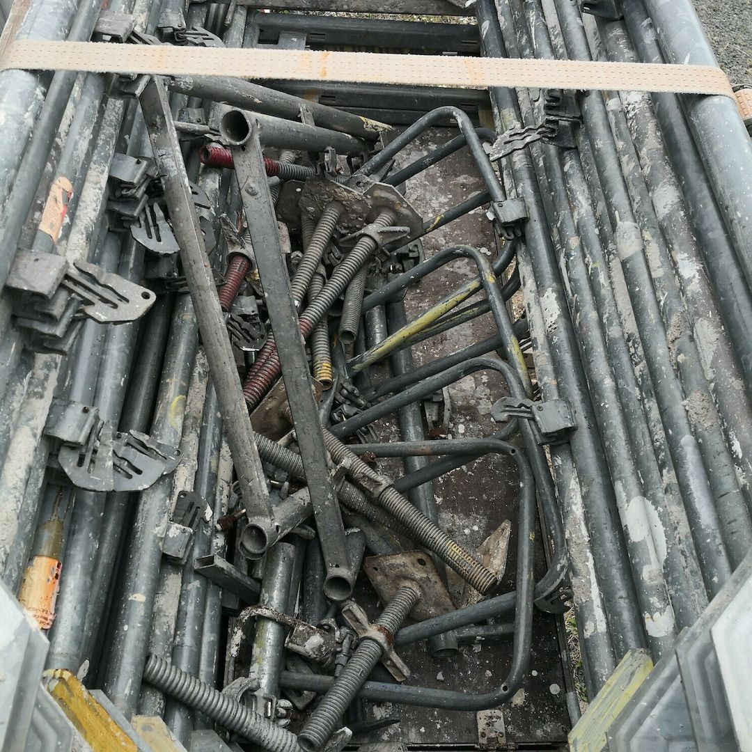 Layher Ca.300m² davon Ca.200m² gebrauchtes Gerüst 2,57 und Ca.100m² 3,0 m Felder