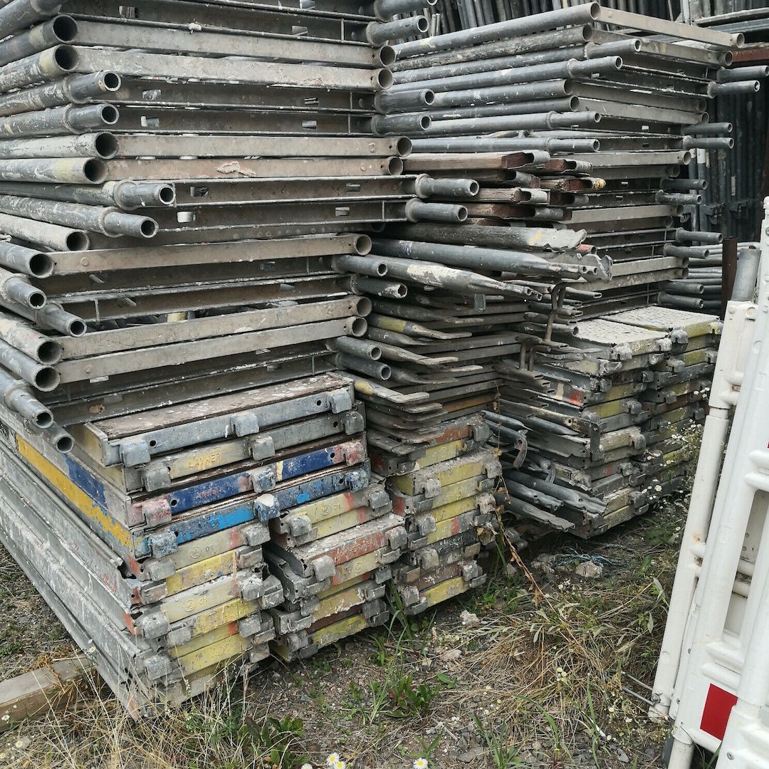 Layher Ca.300m² davon Ca.200m² gebrauchtes Gerüst 2,57 und Ca.100m² 3,0 m Felder