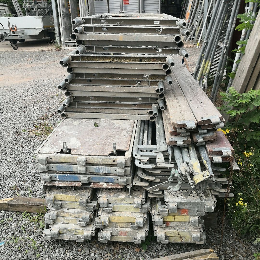 Layher Ca.300m² davon Ca.200m² gebrauchtes Gerüst 2,57 und Ca.100m² 3,0 m Felder