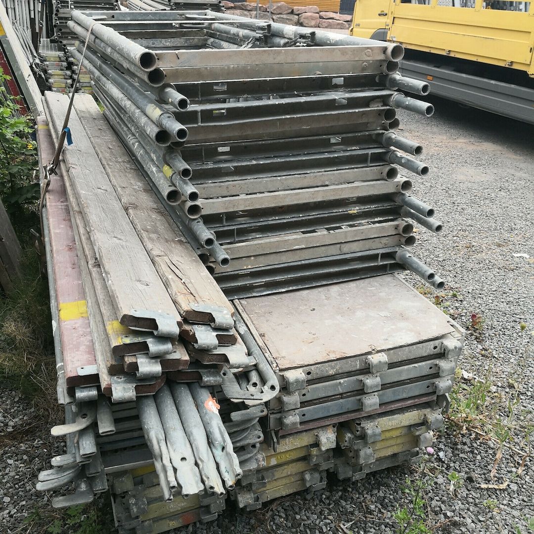 Layher Ca.300m² davon Ca.200m² gebrauchtes Gerüst 2,57 und Ca.100m² 3,0 m Felder