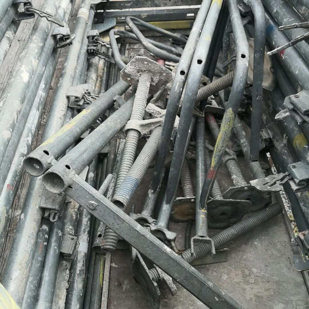 Layher Ca.300m² davon Ca.200m² gebrauchtes Gerüst 2,57 und Ca.100m² 3,0 m Felder