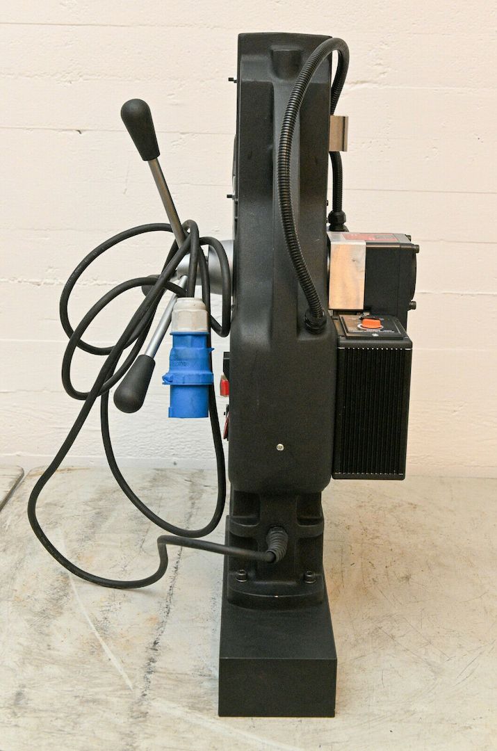 MAB 1300 V Magnet-Kernbohr- Maschine mit regelbarem automatischem Vorschub.