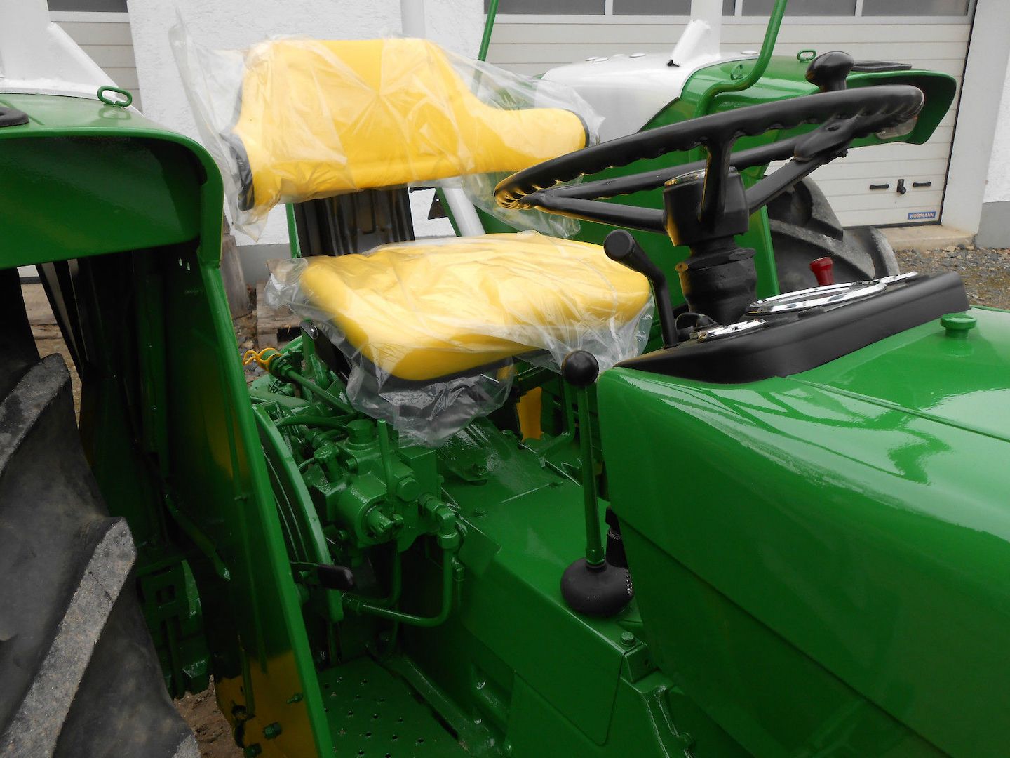 John Deere 820 Traktor Schlepper mit hydr. Mähbalken viele Neuteile TÜV NEU!