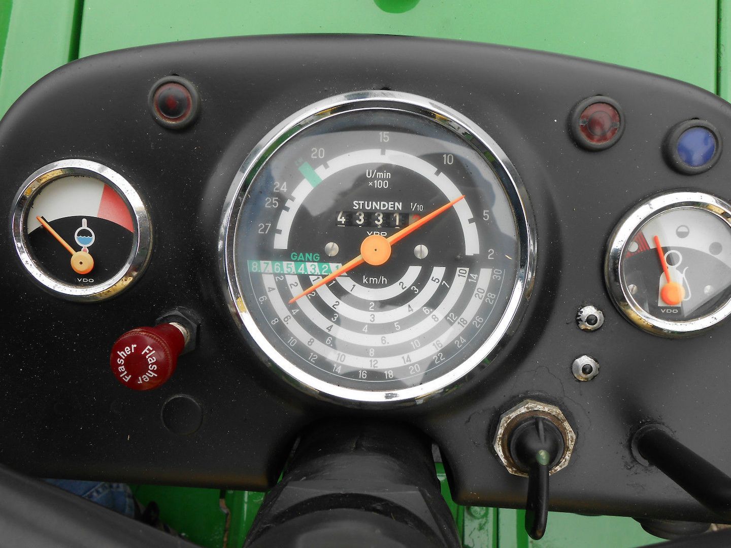 John Deere 820 Traktor Schlepper mit hydr. Mähbalken viele Neuteile TÜV NEU!