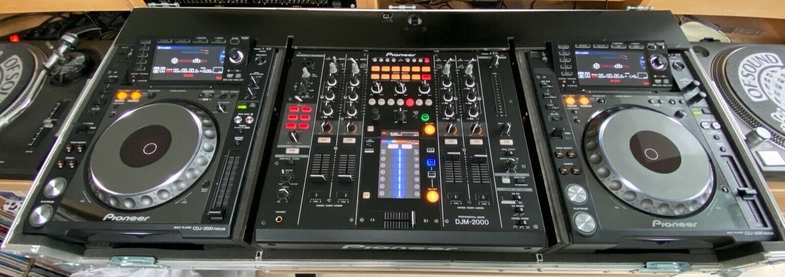 2x CDJ 2000 Nexus mit DJM 2000 Mixer im Profi Case - Top Zustand