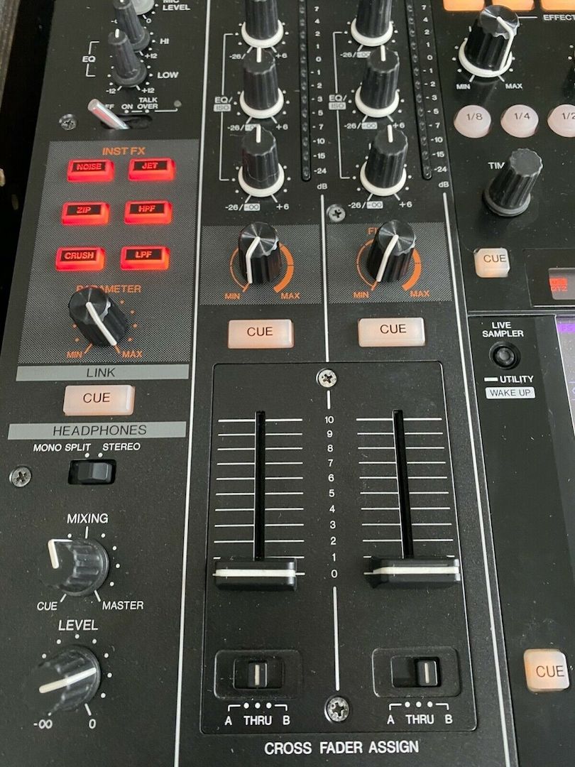 2x CDJ 2000 Nexus mit DJM 2000 Mixer im Profi Case - Top Zustand