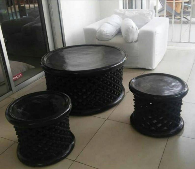 Bamileke-Hocker aus Holz. Bamileke-Hocker aus Holz.