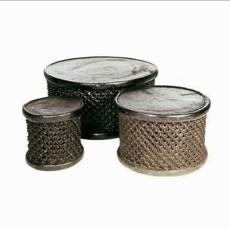 Bamileke-Hocker aus Holz. Bamileke-Hocker aus Holz.