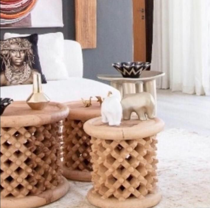 Bamileke-Hocker aus Holz. Bamileke-Hocker aus Holz.