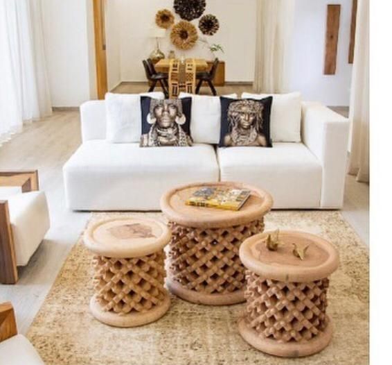 Bamileke-Hocker aus Holz. Bamileke-Hocker aus Holz.