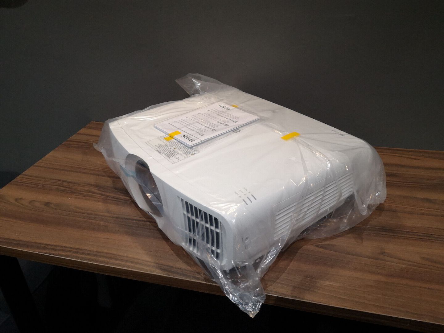 Epson EH-LS11000W + Halterung