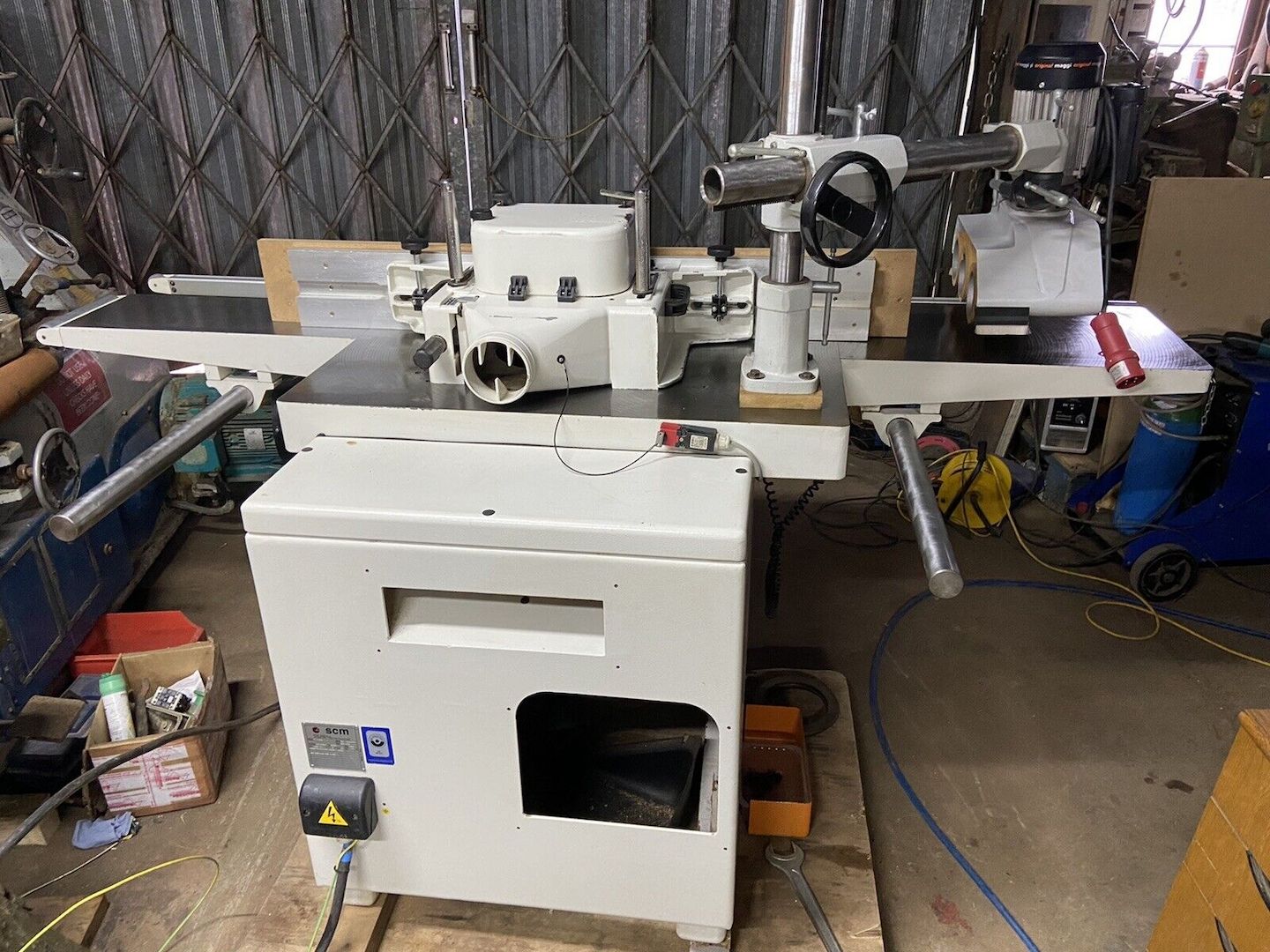 SCM T110i Kippspindelformer und Steff Power Feed. Verlängerungstische