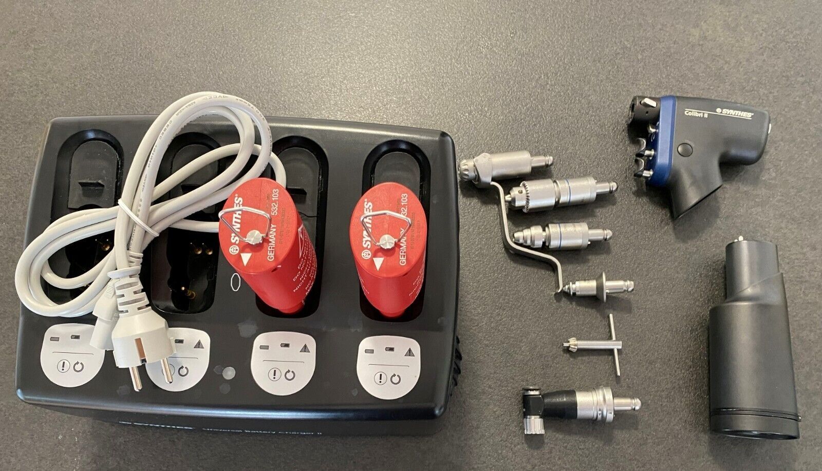 Synthes Colibri II Bohrmaschine mit Zubehör und Ladestation und 2 Akkus