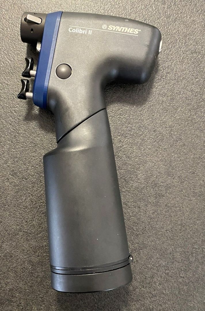 Synthes Colibri II Bohrmaschine mit Zubehör und Ladestation und 2 Akkus