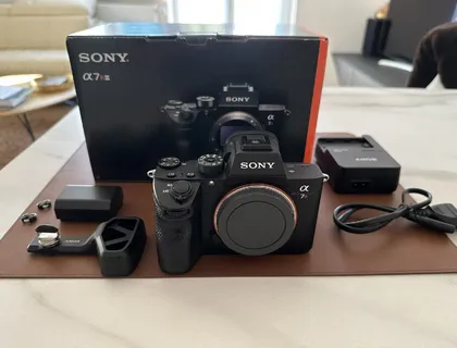 Sony Alpha A7R III 42.4 MP Digital Kamera mit GP-X1EM Griffverlängerung