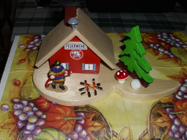 RÄUCHERHAUS  FEUERWEHR OVAL +FIGUR