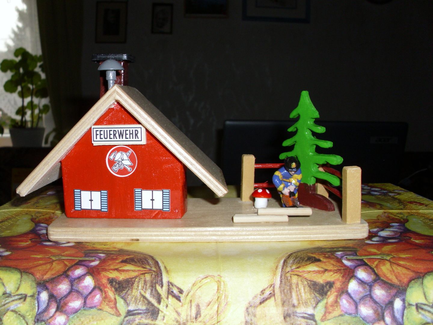 RÄUCHERHAUS FEUERWEHR KETTENSÄGE + FIGUR