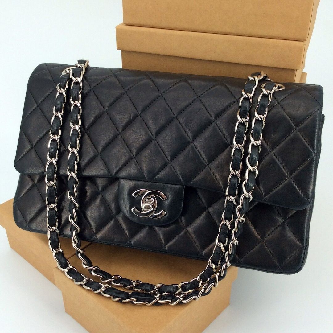 Chanel Classic Double Flap Handtasche Leder Schwarz 26 cm Hardware Silber