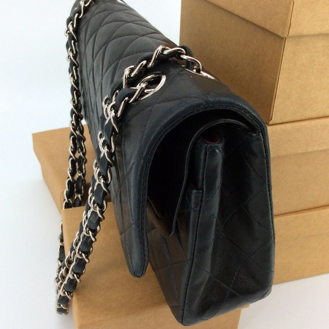 Chanel Classic Double Flap Handtasche Leder Schwarz 26 cm Hardware Silber