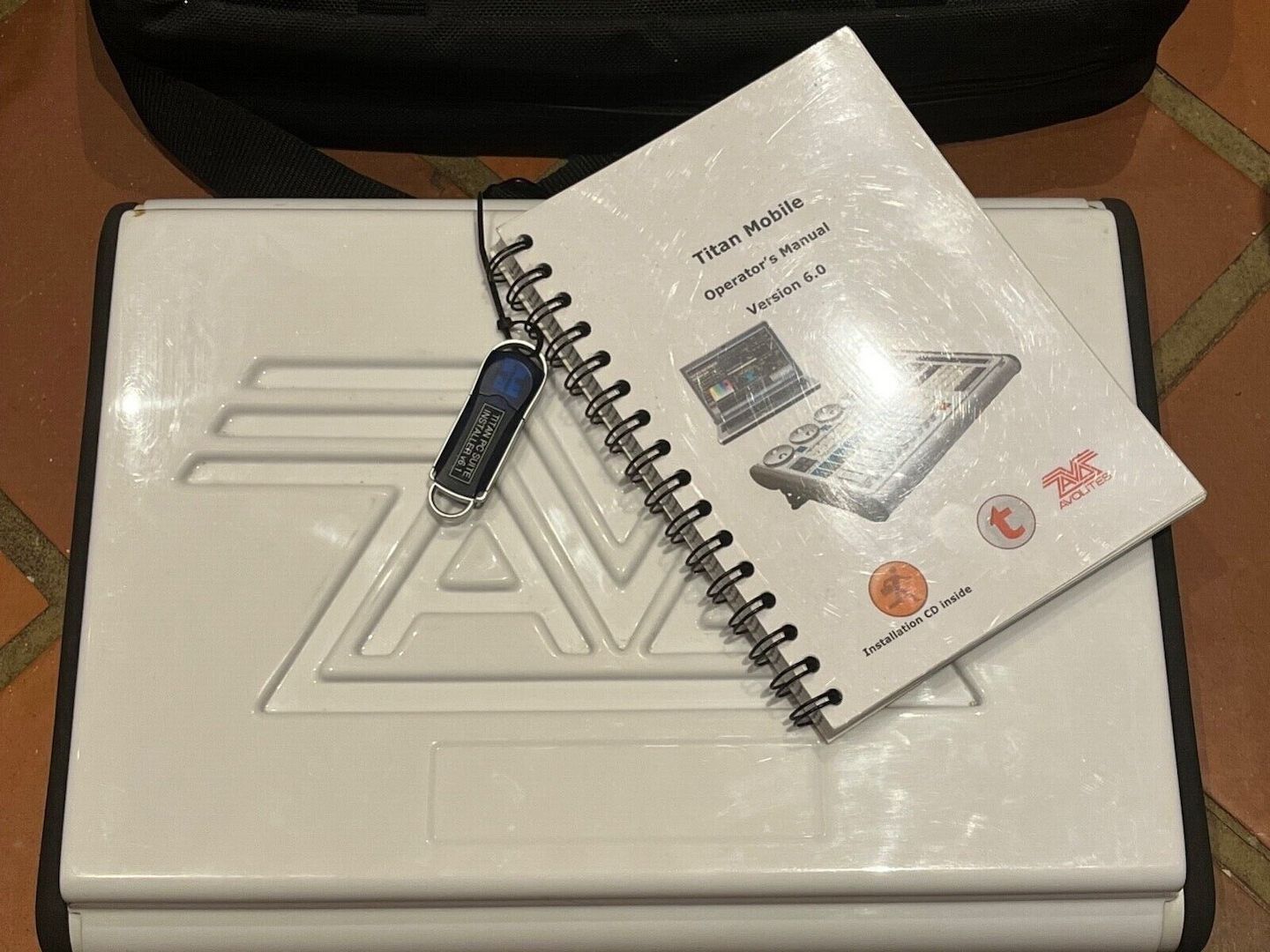 Avolites Titan Mobile Beleuchtungskonsole mit 4 Direktausgängen auf 5pin XLR