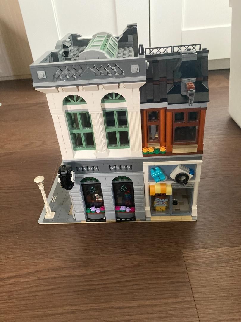 LEGO 10251 Creator Expert Brick Bank Brick Bank.