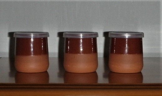 3 braune Tontöpfe mit Plastikdeckel