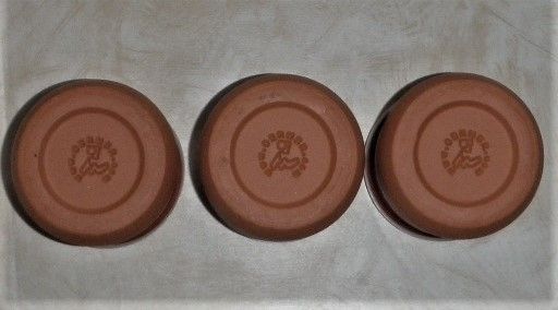 3 braune Tontöpfe mit Plastikdeckel