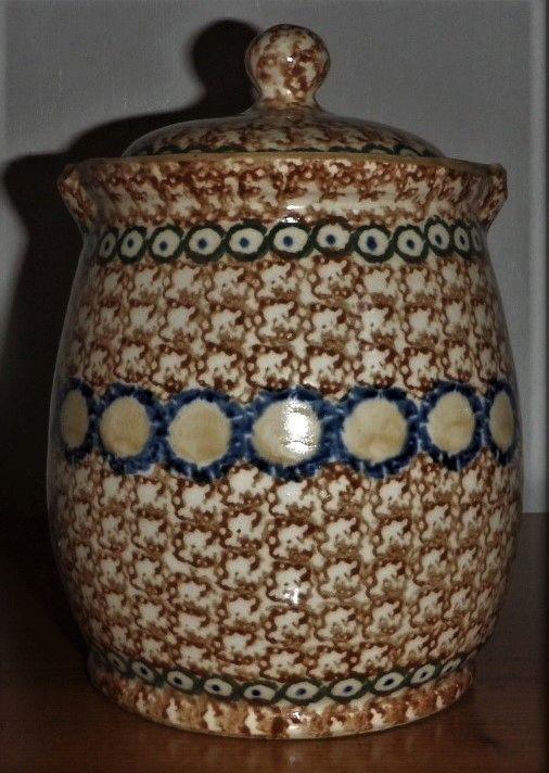 Keramiktopf mit Deckel mit blauen und grünen Kreisen auf beige-braunem Grund