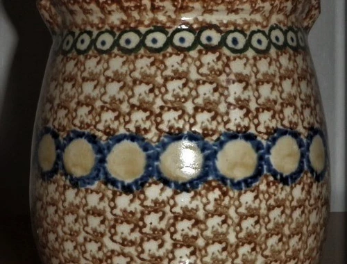 Keramiktopf mit Deckel mit blauen und grünen Kreisen auf beige-braunem Grund