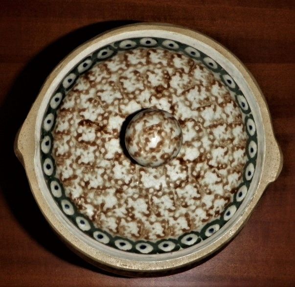 Keramiktopf mit Deckel mit blauen und grünen Kreisen auf beige-braunem Grund