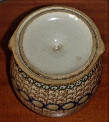 Keramiktopf mit Deckel mit blauen und grünen Kreisen auf beige-braunem Grund