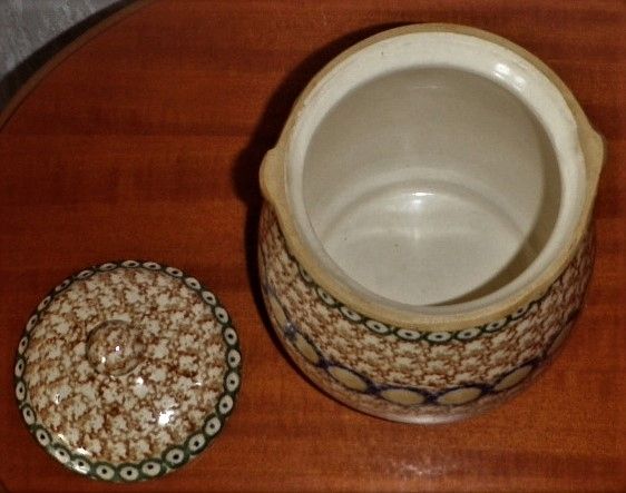 Keramiktopf mit Deckel mit blauen und grünen Kreisen auf beige-braunem Grund