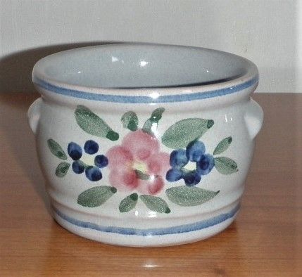 Graue Keramikschale ohne Deckel mit Blütendekor und blauen Rändern